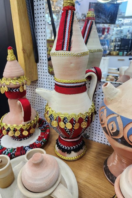 دلّة فخارية تراثية طويلة مطرّزة بالألوان والذهب